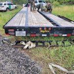 Migrantes de Ecuador fueron rescatados en Texas bajo la madera de una plataforma.