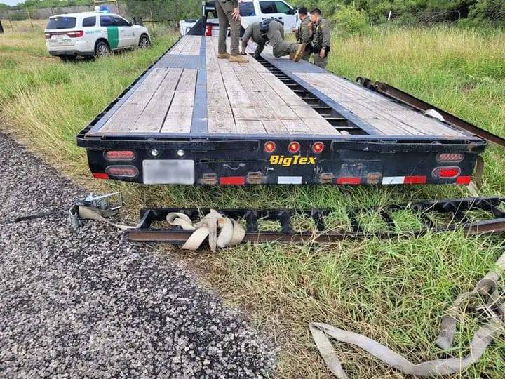 Migrantes de Ecuador fueron rescatados en Texas bajo la madera de una plataforma.