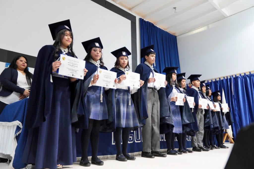 La ceremonia de graduación se llevó a cabo en el coliseo de la Unidad Educativa Bilingüe Interamericana.