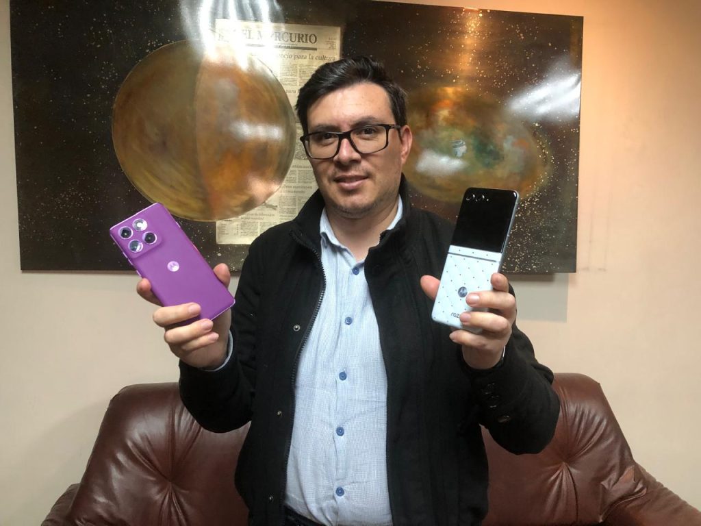 Wiliam Torres, gerente de producto de Motorola, detalló las características, precios y disponibilidad de los equipos en Ecuador.