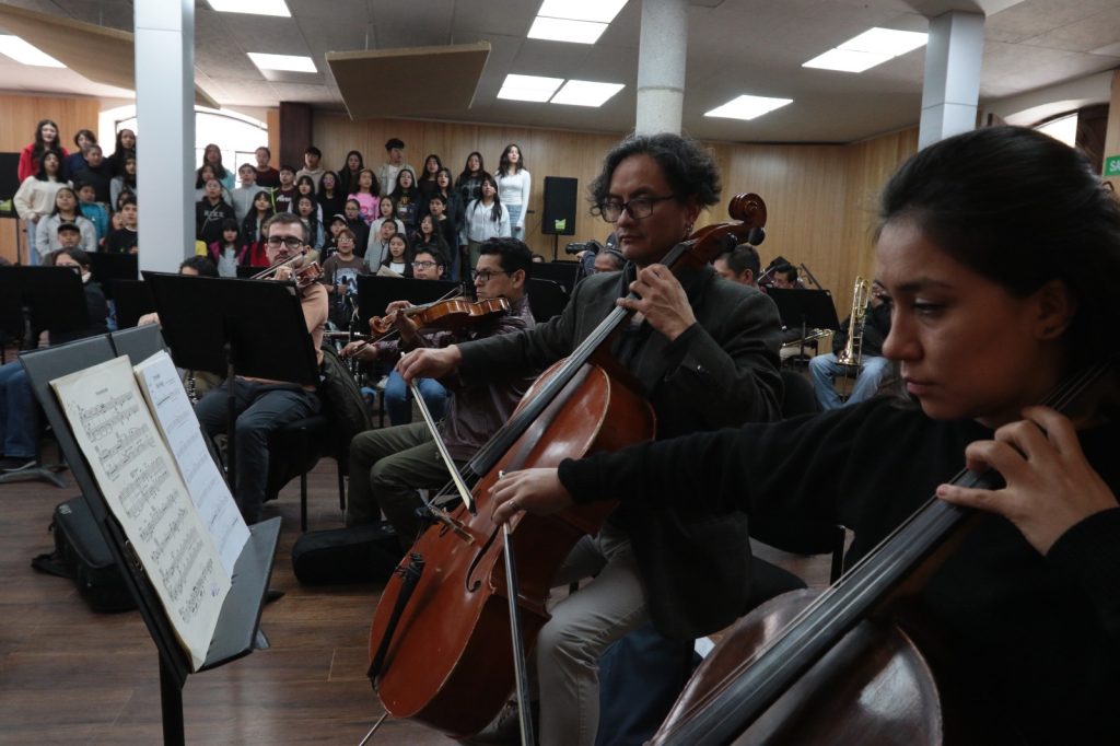 Músicos de la Orquesta Sinfónica de Cuenca y el coro Infantil del Conservatorio “José María Rodríguez”, durante un ensayo.