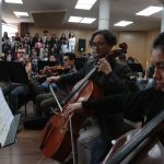 Músicos de la Orquesta Sinfónica de Cuenca y el coro Infantil del Conservatorio “José María Rodríguez”, durante un ensayo.