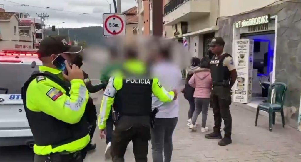 Dos ciudadanos venezolanos fueron trasladados por la Policía de Migración para el proceso de deportación por incumplir el estatus migratorio.