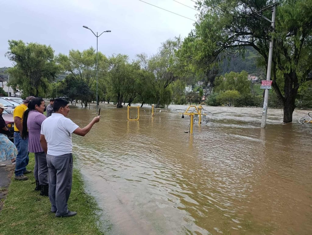 Este 2 de julio se desbordó el río Santa Bárbara, en Gualaceo.