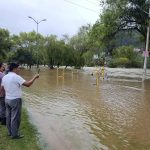 Este 2 de julio se desbordó el río Santa Bárbara, en Gualaceo.
