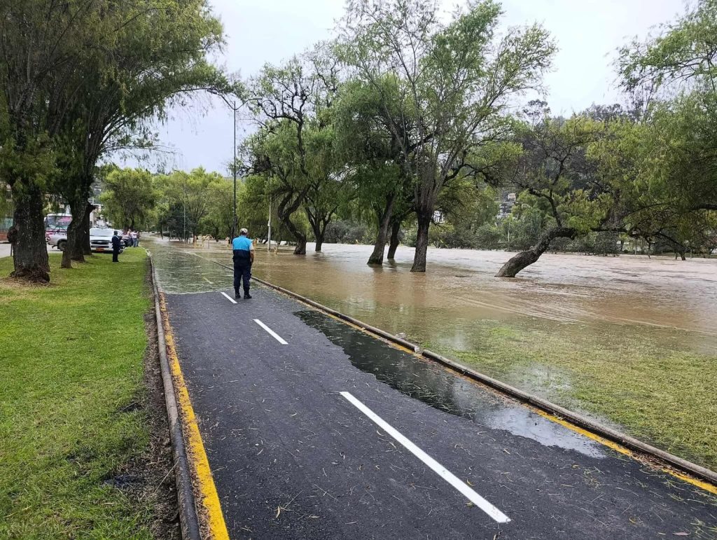 Este 2 de julio se desbordó el río Santa Bárbara, en Gualaceo.