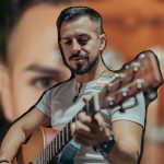 Roberto Aguilar, cantante cuencano, presenta su nuevo tema musical ‘Contigo Envejecer’. /Cortesía Roberto Aguilar