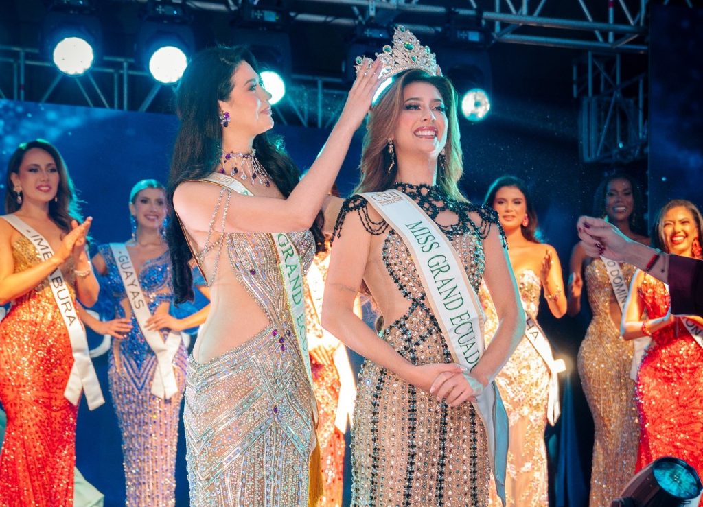 María José Vera, miss Grand Ecuador 2024, entrega de la corona a Samantha Quenedit, en la gala preliminar que se realizó en el Centro de Convenciones Mall del Río, la noche del 18 de julio de 2025.