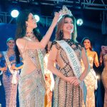 María José Vera, miss Grand Ecuador 2024, entrega de la corona a Samantha Quenedit, en la gala preliminar que se realizó en el Centro de Convenciones Mall del Río, la noche del 18 de julio de 2025.