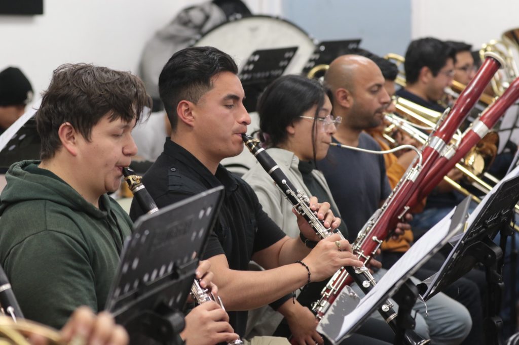 La Orquesta Sinfónica de la Universidad de Cuenca durante un ensayo bajo la dirección del maestro Oswaldo Vergara.