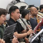 La Orquesta Sinfónica de la Universidad de Cuenca durante un ensayo bajo la dirección del maestro Oswaldo Vergara.