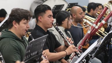 La Orquesta Sinfónica de la Universidad de Cuenca durante un ensayo bajo la dirección del maestro Oswaldo Vergara.