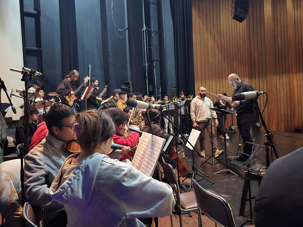 Ensayo para la puesta en escena de “Symphony of Rock” del Conservatorio Superior “José María Rodríguez”.
