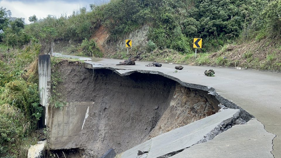Colapsó la vía Paute - Guarumales - Méndez, en el kilómetro (km) 61, en Azuay.