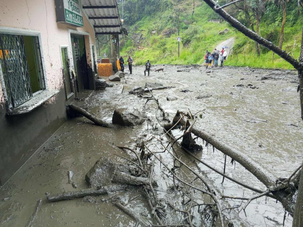 Dos graves desbordamientos de quebradas se registran en la parroquia Sevilla de Oro, en Azuay. /Captura de video
