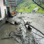 Dos graves desbordamientos de quebradas se registran en la parroquia Sevilla de Oro, en Azuay. /Captura de video