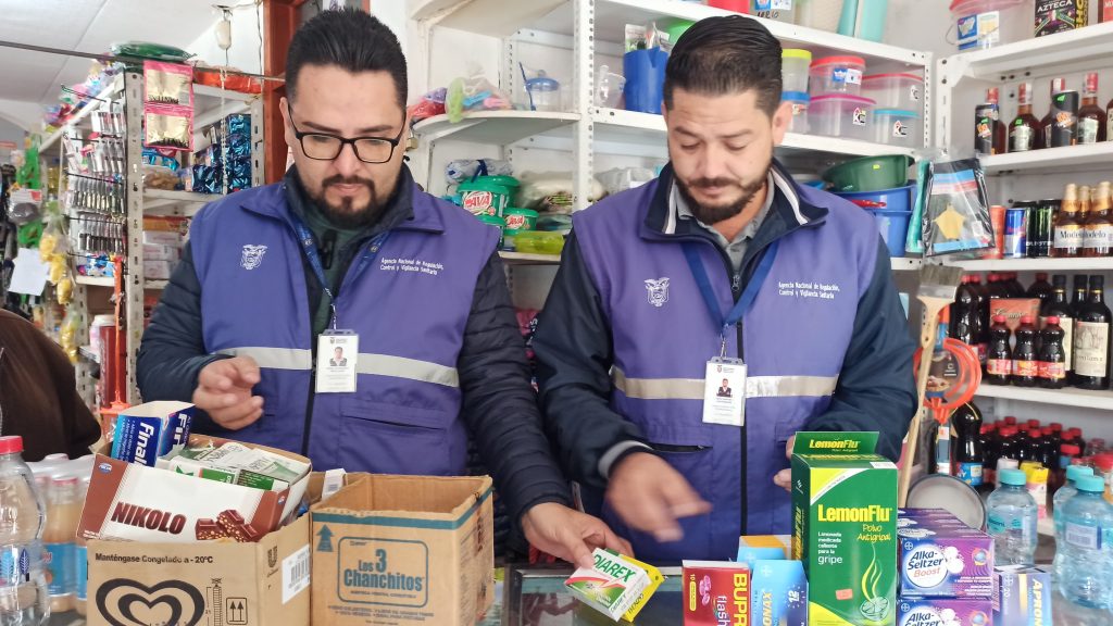 Técnicos de Arcsa durante los controles en los que se halló artículos irregulares en cantones orientales de Azuay. /Foto Arcsa