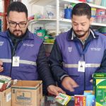 Técnicos de Arcsa durante los controles en los que se halló artículos irregulares en cantones orientales de Azuay. /Foto Arcsa