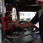 Usuario pasa su tarjeta Movilízate al subir a un bus de la Cámara de Transporte de Cuenca.