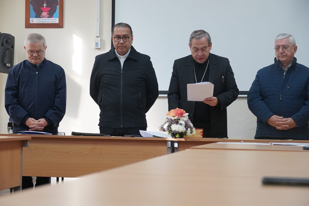 Monseñor Marcos Pérez (2D) arzobispo de Cuenca y Luciano Bellini (D) sacerdote salesiano, durante una reunión sobre el traslado de los restos del Padre Carlos Crespi.