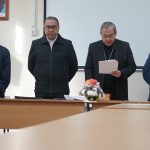 Monseñor Marcos Pérez (2D) arzobispo de Cuenca y Luciano Bellini (D) sacerdote salesiano, durante una reunión sobre el traslado de los restos del Padre Carlos Crespi.