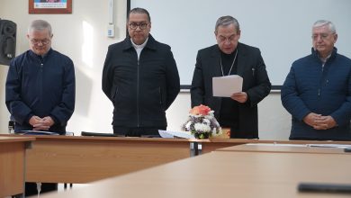 Monseñor Marcos Pérez (2D) arzobispo de Cuenca y Luciano Bellini (D) sacerdote salesiano, durante una reunión sobre el traslado de los restos del Padre Carlos Crespi.