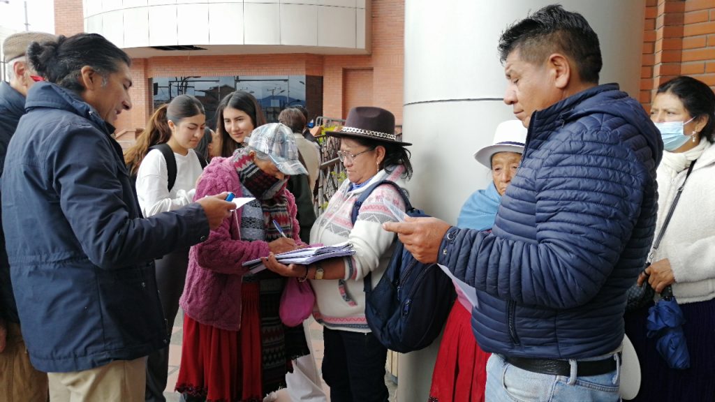 Representantes de organizaciones sociales acudieron ayer al Complejo Judicial de Cuenca para presentar el pedido de medida cautelar contra el Ministerio de Ambiente. / XCA