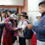 Representantes de organizaciones sociales acudieron ayer al Complejo Judicial de Cuenca para presentar el pedido de medida cautelar contra el Ministerio de Ambiente. / XCA