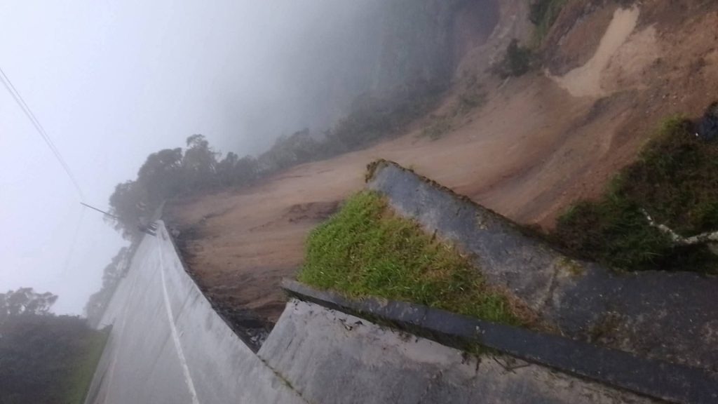 derrumbe vía Loja-Cuenca