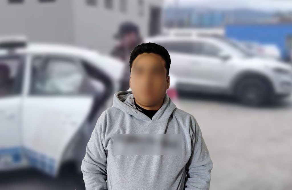 El ciudadano detenido es investigado por el asalto de una agencia de Jardín Azuayo en Oña en 2023. /Fotos Policía Nacional
