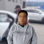 El ciudadano detenido es investigado por el asalto de una agencia de Jardín Azuayo en Oña en 2023. /Fotos Policía Nacional