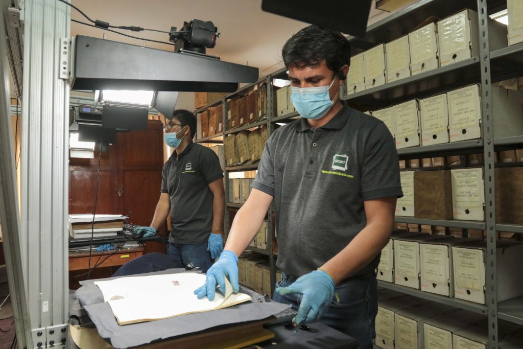 Técnicos trabajan en la digitalización del Archivo Histórico de la Casa de la Cultura, Núcleo del Azuay.