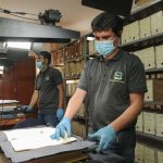 Técnicos trabajan en la digitalización del Archivo Histórico de la Casa de la Cultura, Núcleo del Azuay.