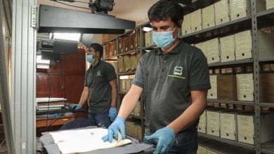 Técnicos trabajan en la digitalización del Archivo Histórico de la Casa de la Cultura, Núcleo del Azuay.