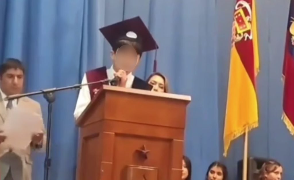 PIE DE FOTO: Captura del video en el que el estudiante hizo algunos reclamos por presuntas irregularidades en su colegio. /Cortesía