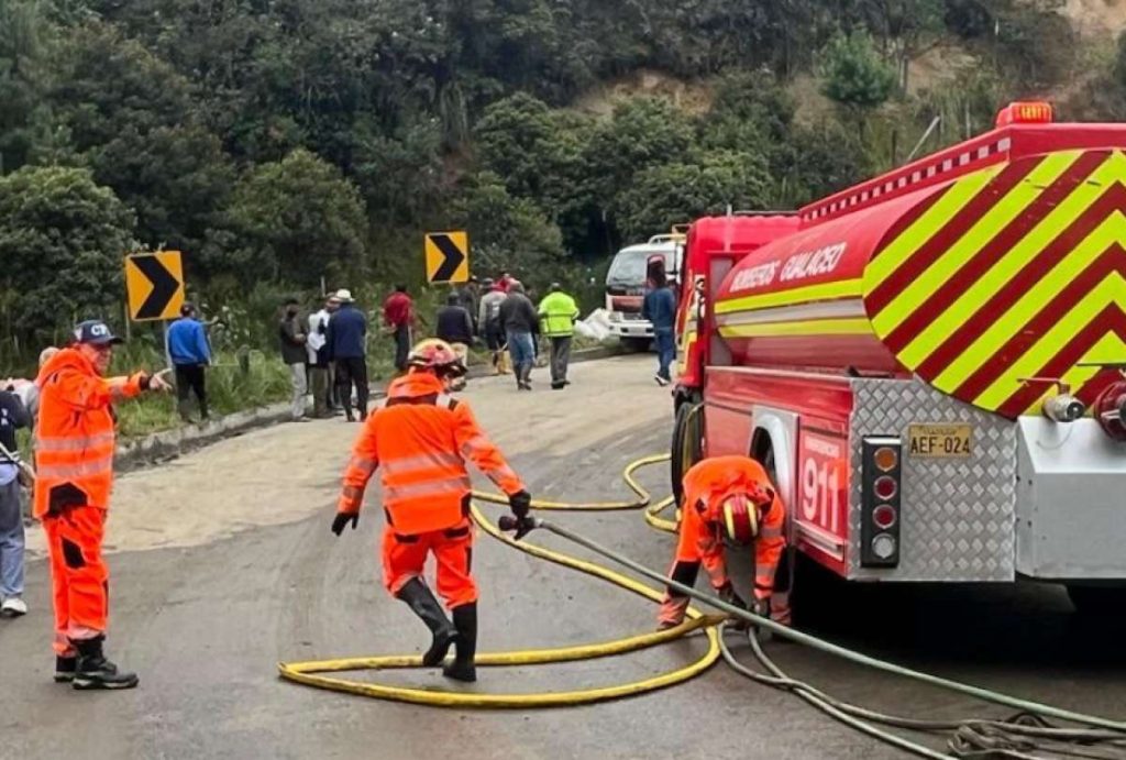 Autoridades supervisan labores de limpieza tras el derrame de diésel en la vía Gualaceo-Limón.