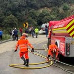 Autoridades supervisan labores de limpieza tras el derrame de diésel en la vía Gualaceo-Limón.
