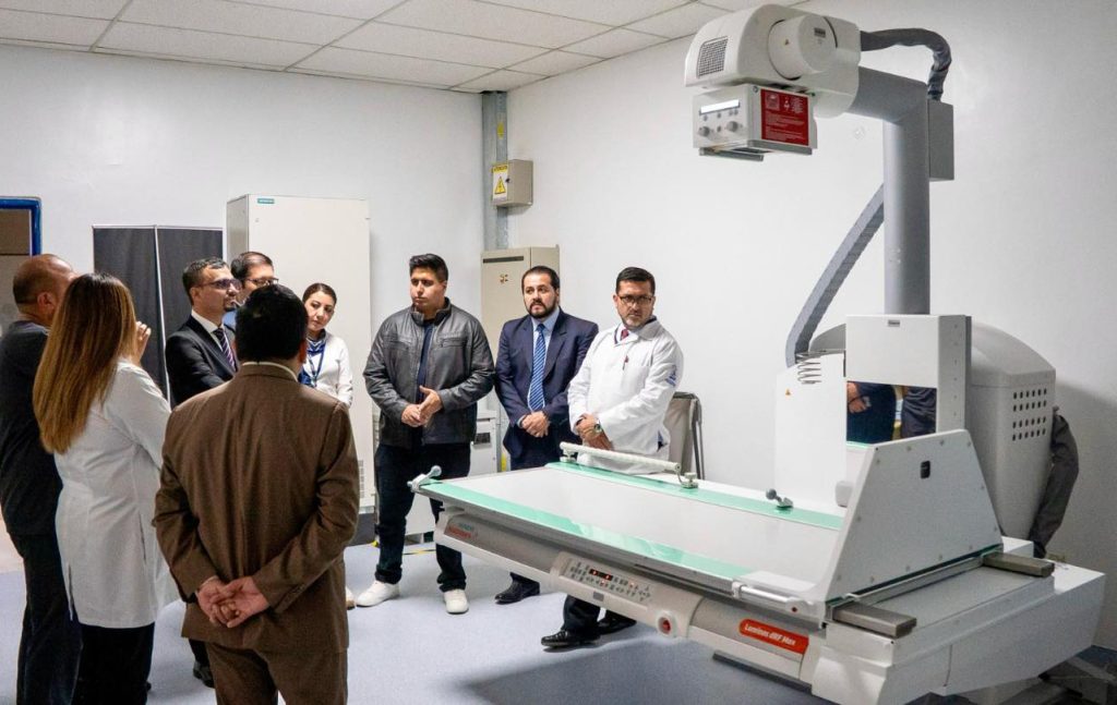 Francisco Abad, director general del Seguro Social, recorrió las unidades médicas de Cuenca el miércoles 2 de junio de 2025. /Foto IESS