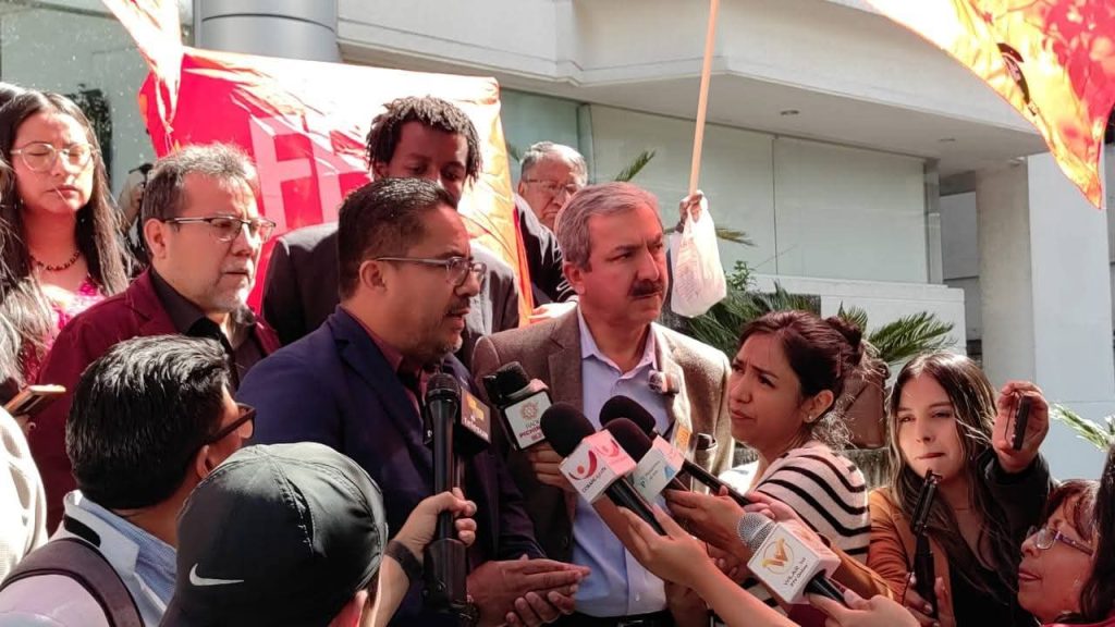 José Villavicencio, presidente de la Unión General de Trabajadores del Ecuador, tras presentar una acción de inconstitucionalidad en la Corte Constitucional.