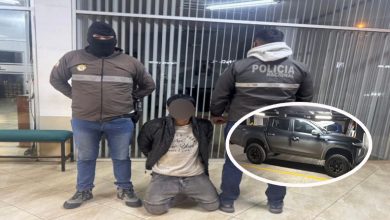 El ciudadano detenido es investigado por presuntamente haber participado en el robo de una camioneta en Cuenca. /Foto Policía Nacional