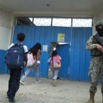 Militares custodian el exterior de una institución en Durán. Archivo / API