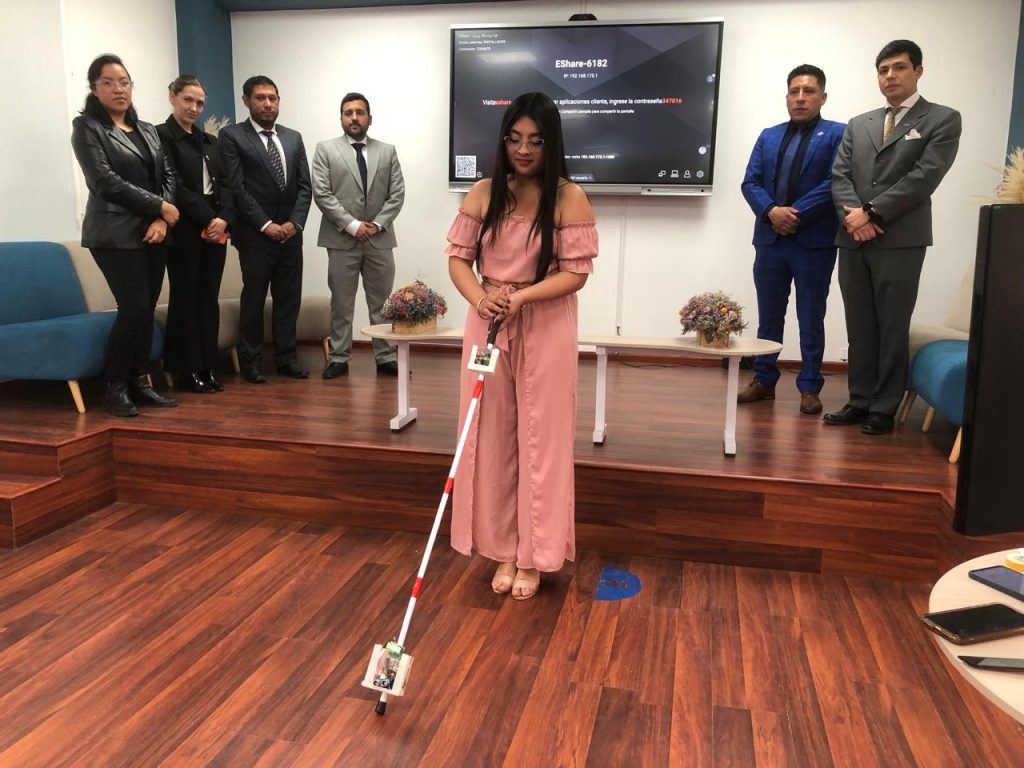 Estefanía Torres, estudiante de la carrera de Ingeniería en Sistemas Biomédicos, presenta un bastón creado para personas con visibilidad reducida. PNH