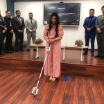 Estefanía Torres, estudiante de la carrera de Ingeniería en Sistemas Biomédicos, presenta un bastón creado para personas con visibilidad reducida. PNH