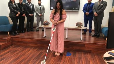 Estefanía Torres, estudiante de la carrera de Ingeniería en Sistemas Biomédicos, presenta un bastón creado para personas con visibilidad reducida. PNH