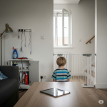 Durante vacaciones, muchos niños pasan solos en casa mientras sus padres trabajan, lo que requiere medidas de seguridad