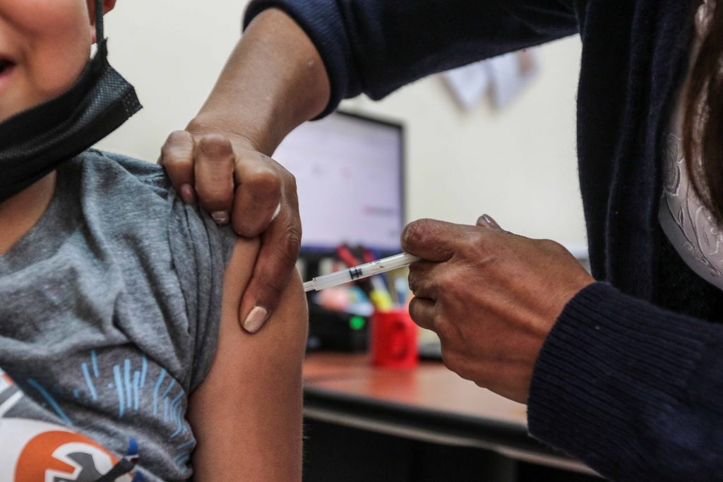 La campaña de vacunación prioriza la protección de grupos vulnerables.