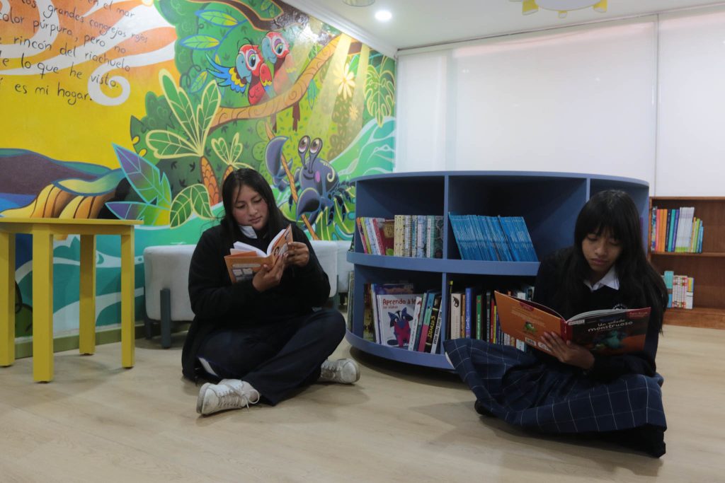 Paola Bermeo y Samantha Morocho en la Wawa Biblioteca.