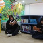 Paola Bermeo y Samantha Morocho en la Wawa Biblioteca.