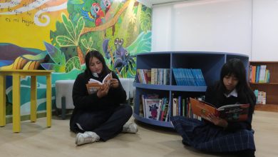 Paola Bermeo y Samantha Morocho en la Wawa Biblioteca.