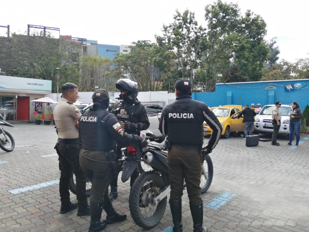 Personal de la Policía Nacional resguarda la escena del robo registrado, bajo la moda ‘sacapinta’, el jueves 28 de agosto de 2025. /FCS